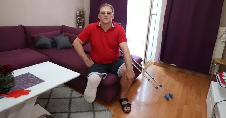 Viennese construction worker Goran had to have his right leg amputated after Covid Vax