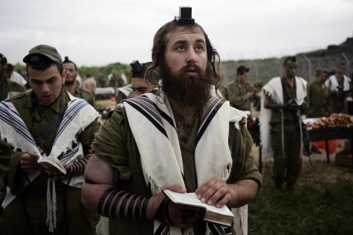 Nahal Haredi IDF praying in combat