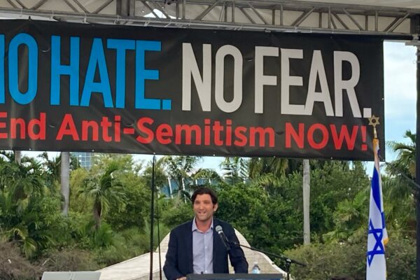 Gabriel Groisman giving a speech at a pro-Israel march in Miami Beach Photo-Ariel Kahana