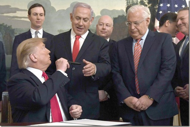 Trump-gives-pen-to-Bibi