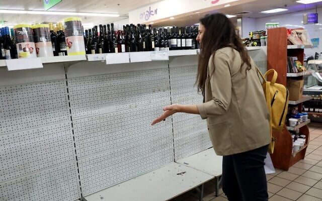 Empty shelves in a supermarket in Tel Aviv. People are stalking up on food supplies in fear of supplies running out, or having to sit in self-quarantine, as israel takes stricter precautions on the Coronavirus. March 10, 2020. Photo by Yossi Zamir/FLASH90