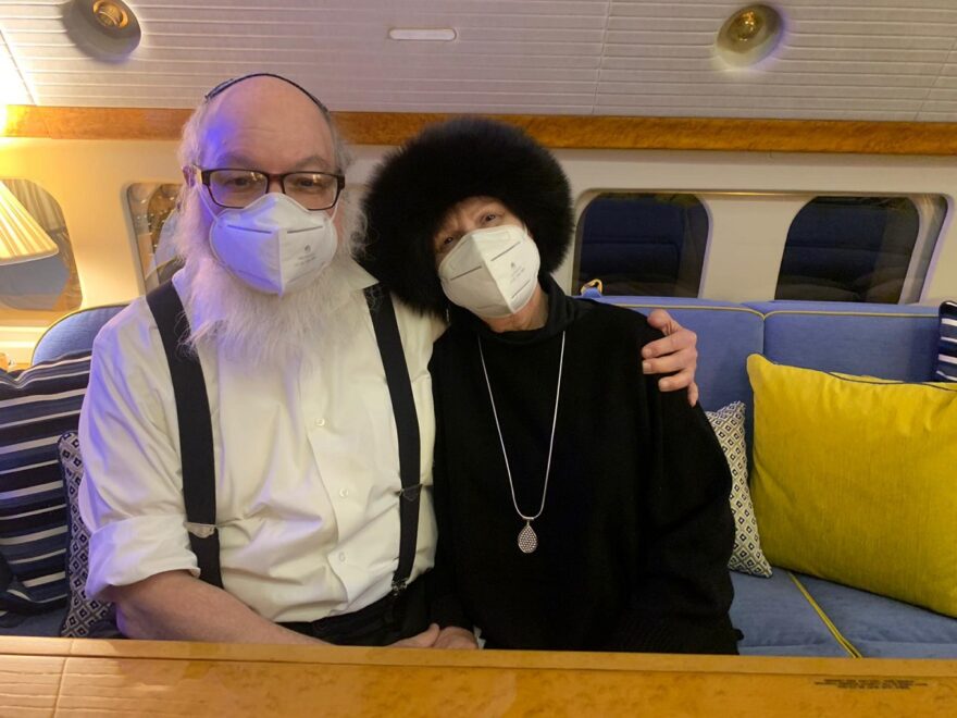 Jonathan and Esther Pollard on the flight to Israel -Exclusive to Israel Hayom