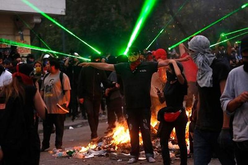 Chile protests-laser pionters-1