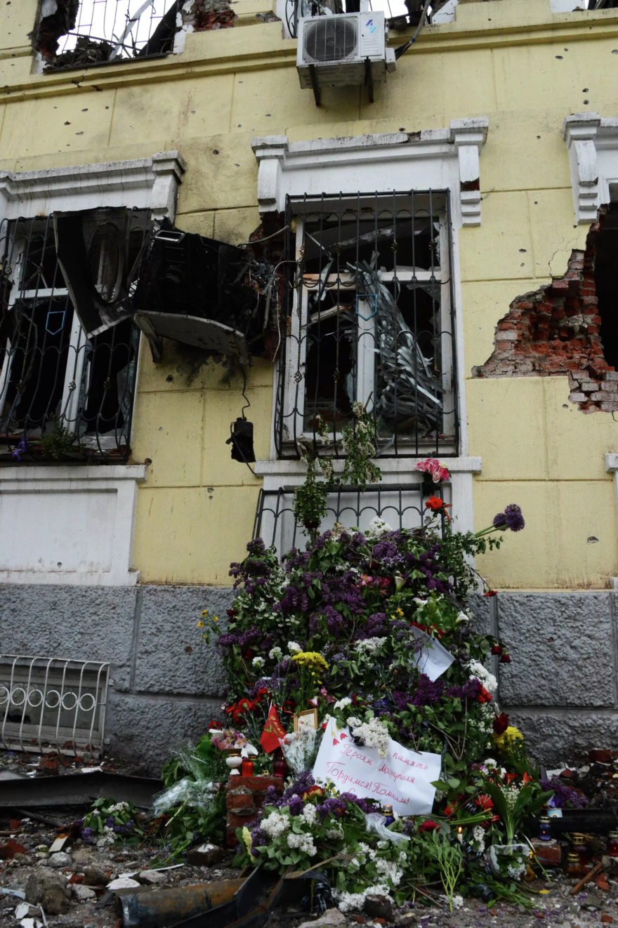 Flowers and candles in memory of those killed at Mariupol police headquarters in May 2015. © Sputnik / Natalia Seliverstova