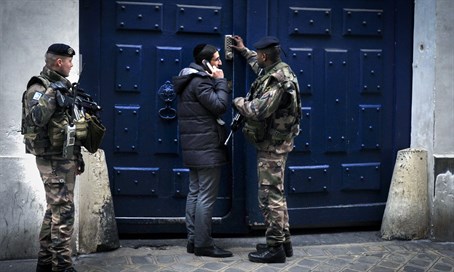 French soldiers guard the entrance to a Paris synagogue. Source: Arutz Sheva. Credit: Serge Attal / Flash 90
