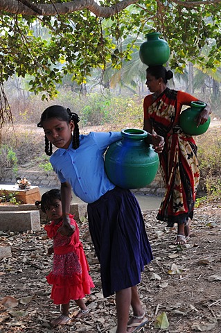 Carrying pot of water, Maralwadi, Karnataka, India, Asia