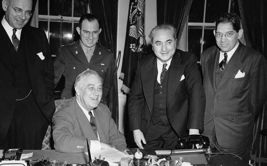 US president Franklin D. Roosevelt meets with the National Jewish Welfare Board — (left to right) Walter Rothschild, Chaplain Aryeh Lev, Barnett Brickner and Louis Kraft — at the White House on November 8, 1943 (public domain)