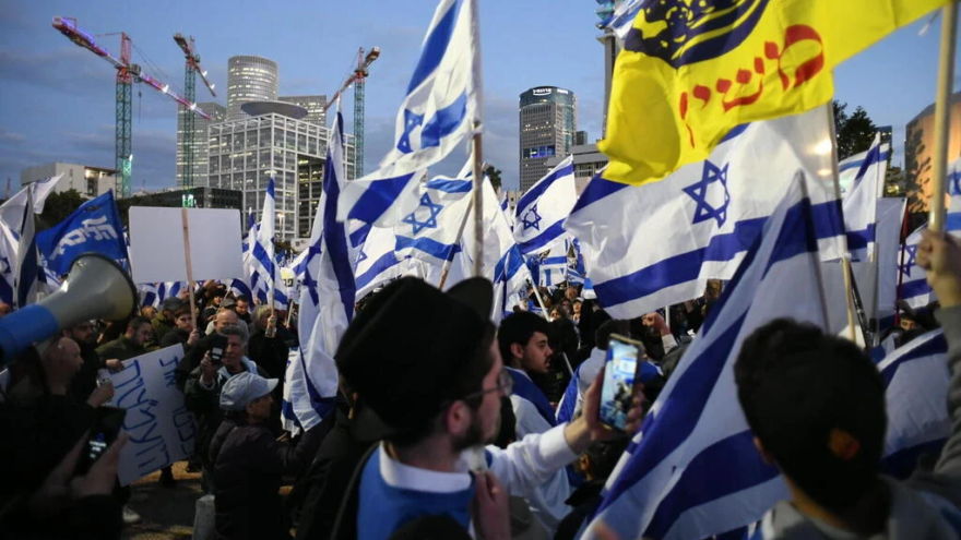 Pro-government demonstrators march in support of the judicial overhaul in Tel Aviv on Thursday (Photo: Yuval Chen)