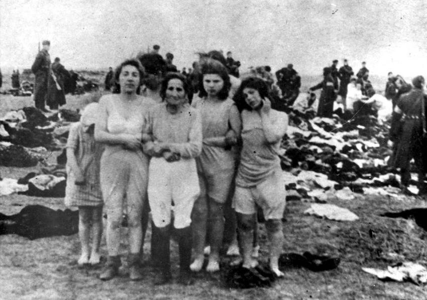 skede beach - The Holocaust in Skede, Latvia, 1941. (Yad Vashem)