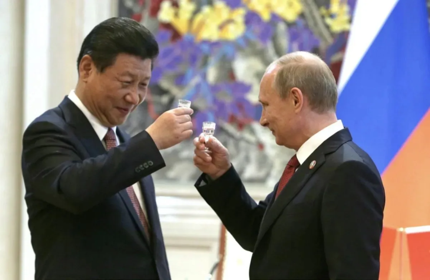 Chinese President Xi Jinping and Russian President Vladimir Putin share a toast. Photo: AFP / Zuma