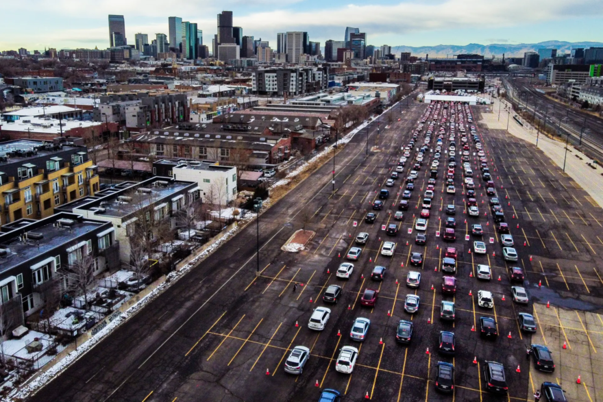 Cars line up for a mass COVID-19 vaccination event in Denver on Janu. 30, 2021. (Michael Ciaglo/Getty Images)