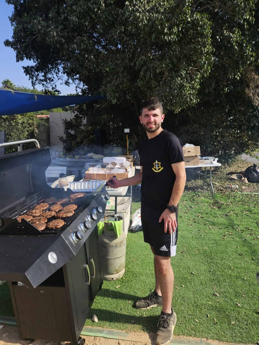 Israel Tolchinsky prepares a barbecue for soldiers. Photo: Courtesy.