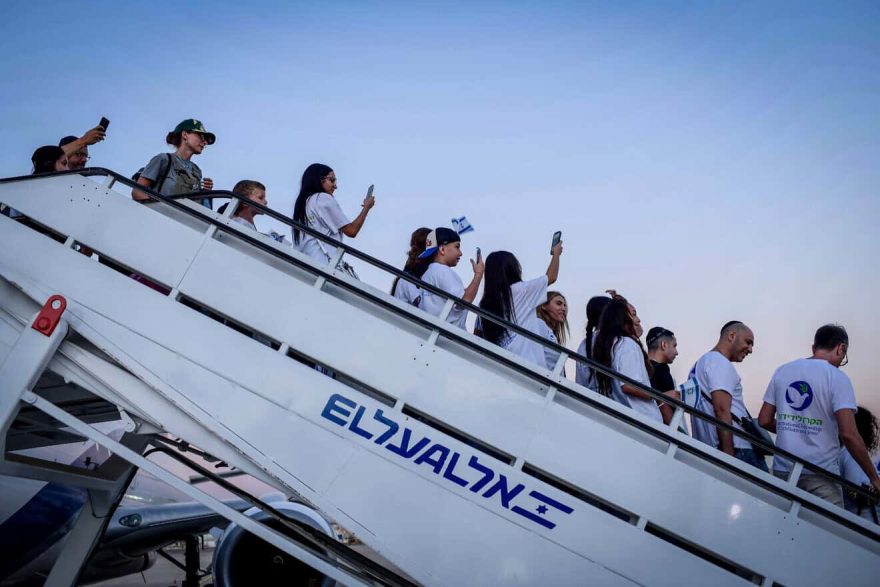 New immigrants from France arrive on an “aliyah flight” at Ben-Gurion International Airport, Aug. 1, 2024. Photo by Tomer Neuberg/Flash90.