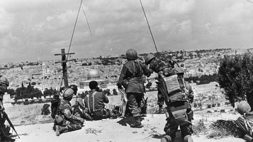 Jersalem Temple Mount Liberation-7June1967 Soldiers watching the Temple Mount | Photo: GPO