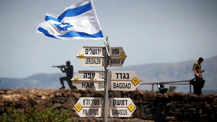 An Israeli soldier stands next to signs pointing out distances to different cities, on Mount Bental, an observation point in the Israeli-occupied Golan Heights that overlooks the Syrian side of the Quneitra crossing, Israel May 10, 2018. (File photo: Reuters)