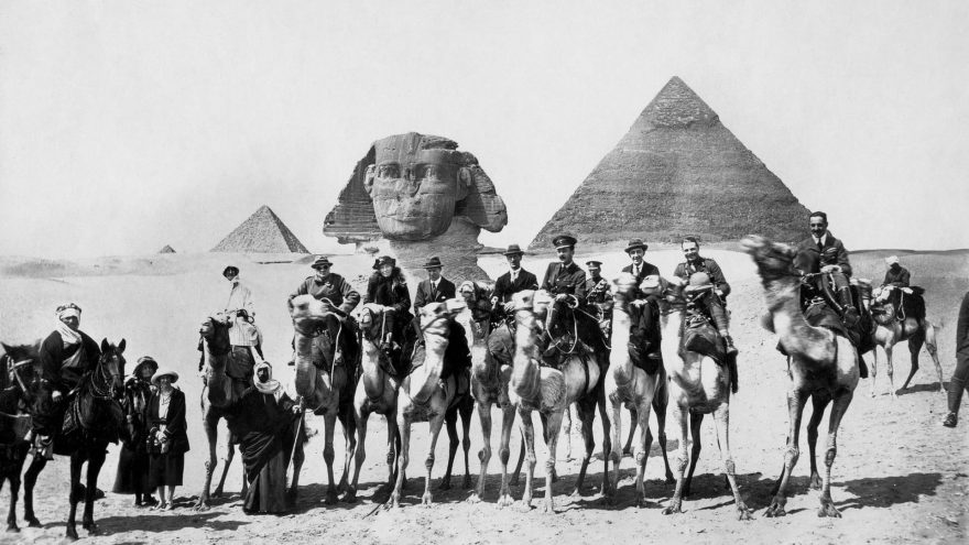 Under the face of the Sphinx and from left to right : Winston Churchill, Gertrude Bell and T.E. Lawrence 
