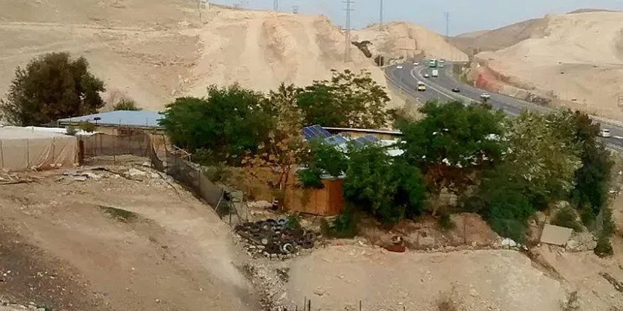 Illegal buildings in Khan al-Ahmar along the east-west road to the Jordan Valley. (Wikimedia Commons)