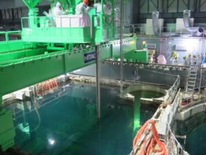 Workers remove nuclear fuel rods from a pool inside the No. 4 reactor at the Fukushima nuclear plant in Japan, Nov. 18, 2013. (Photo: Getty Images)